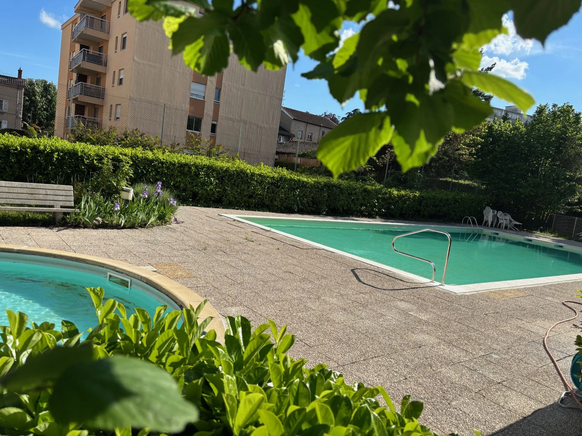 Appartement T2 avec piscine, balcon, garage et cave à Villefranche-sur-Saône 