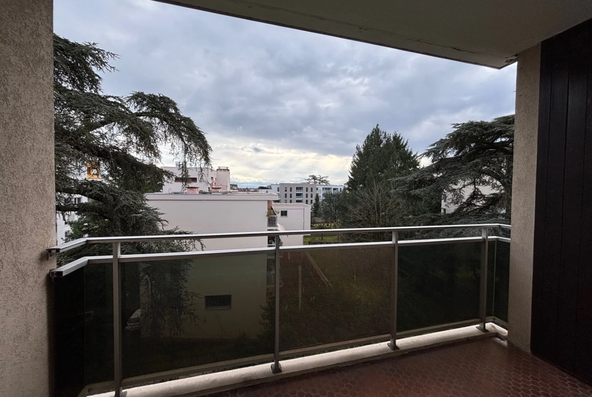 Appartement T2 avec piscine, balcon, garage et cave à Villefranche-sur-Saône 