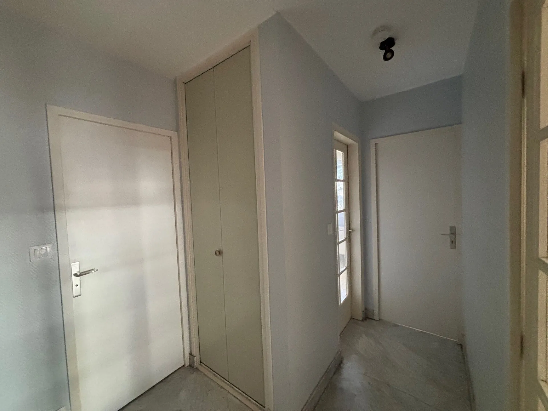 Appartement T2 avec piscine, balcon, garage et cave à Villefranche-sur-Saône 