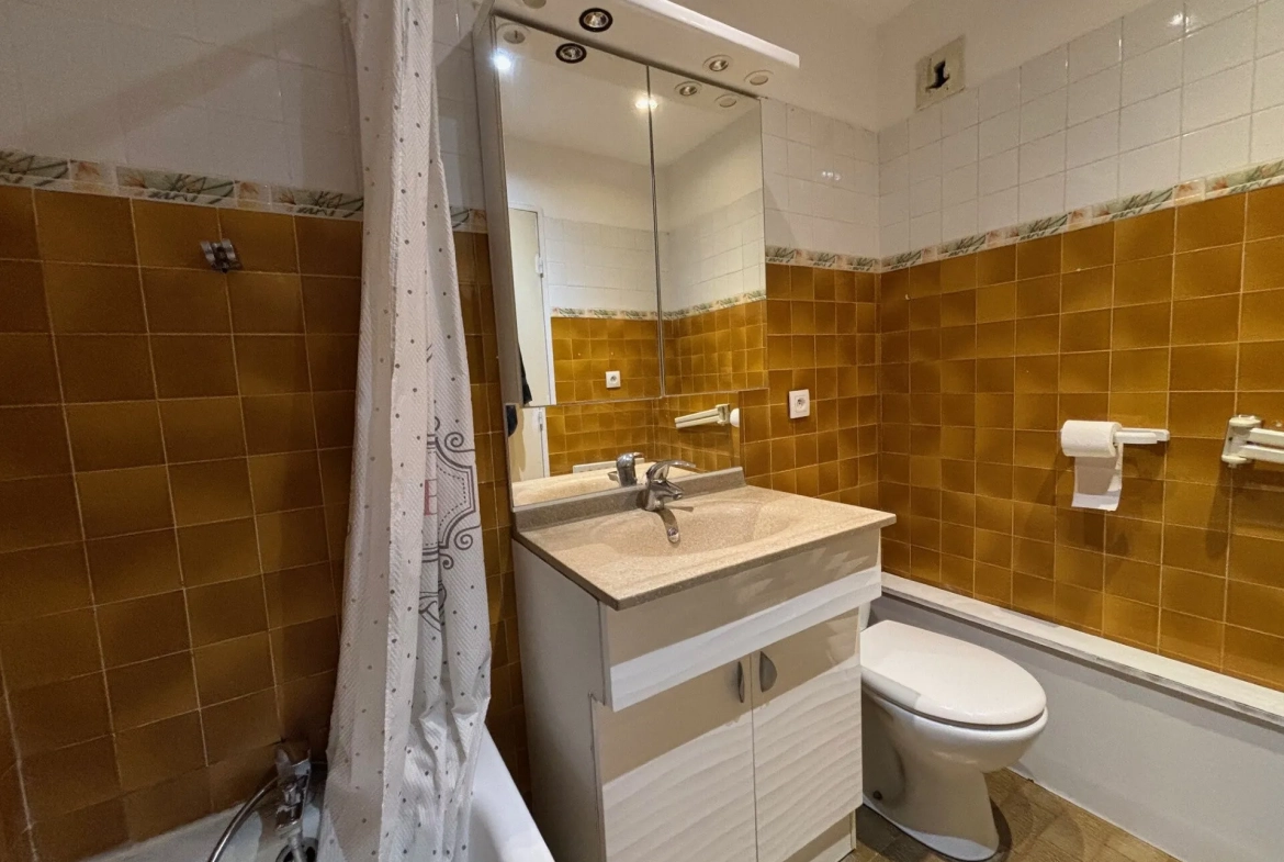Appartement T2 avec piscine, balcon, garage et cave à Villefranche-sur-Saône 