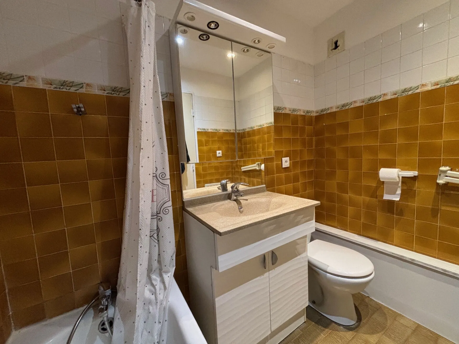 Appartement T2 avec piscine, balcon, garage et cave à Villefranche-sur-Saône 