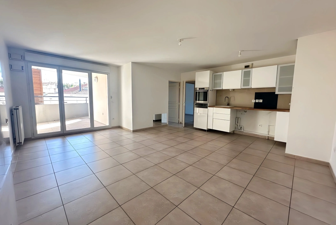 Appartement 3 pièces avec terrasse à Marseille, proche commerces 