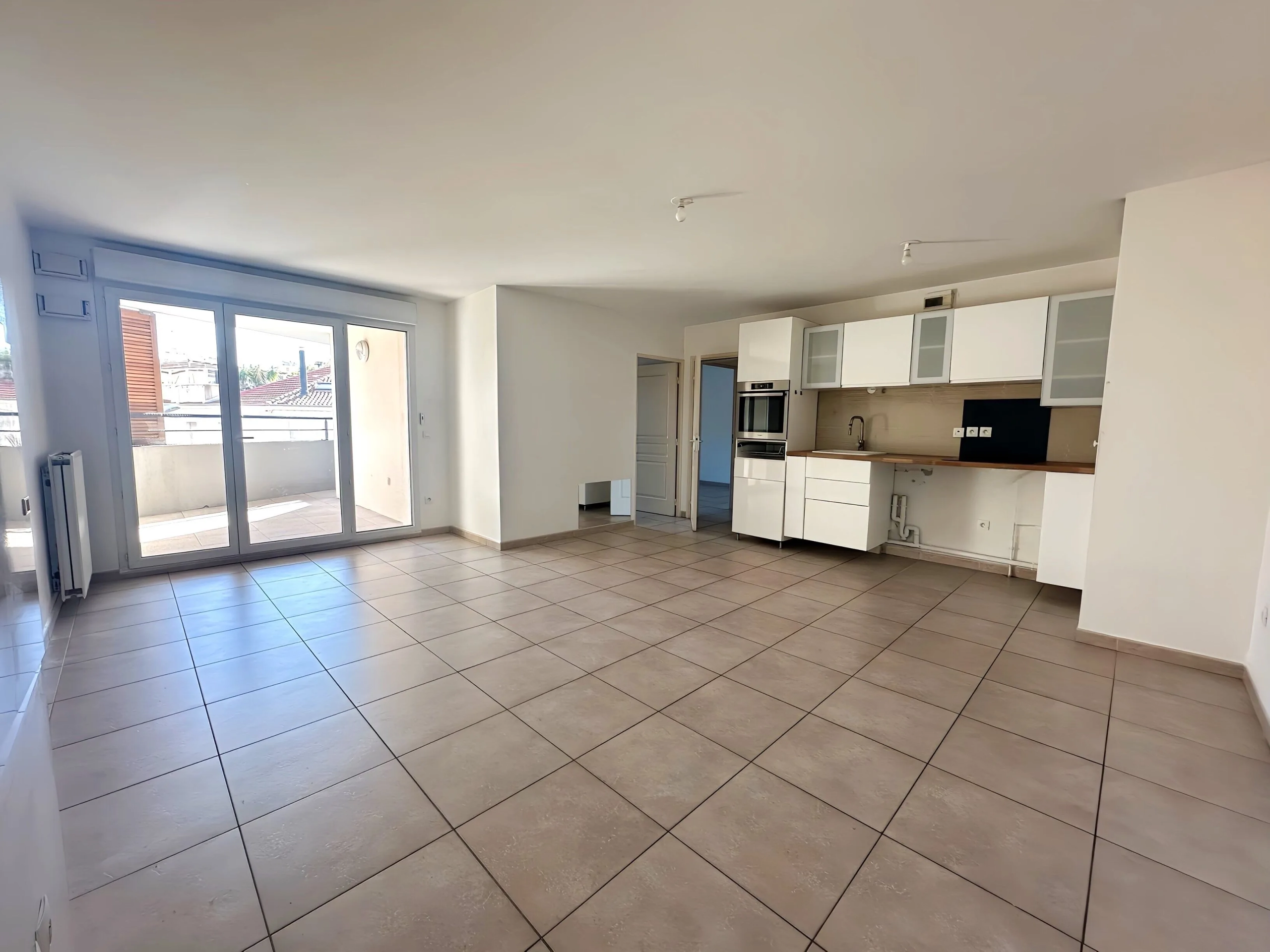 Appartement 3 pièces avec terrasse à Marseille, proche commerces 