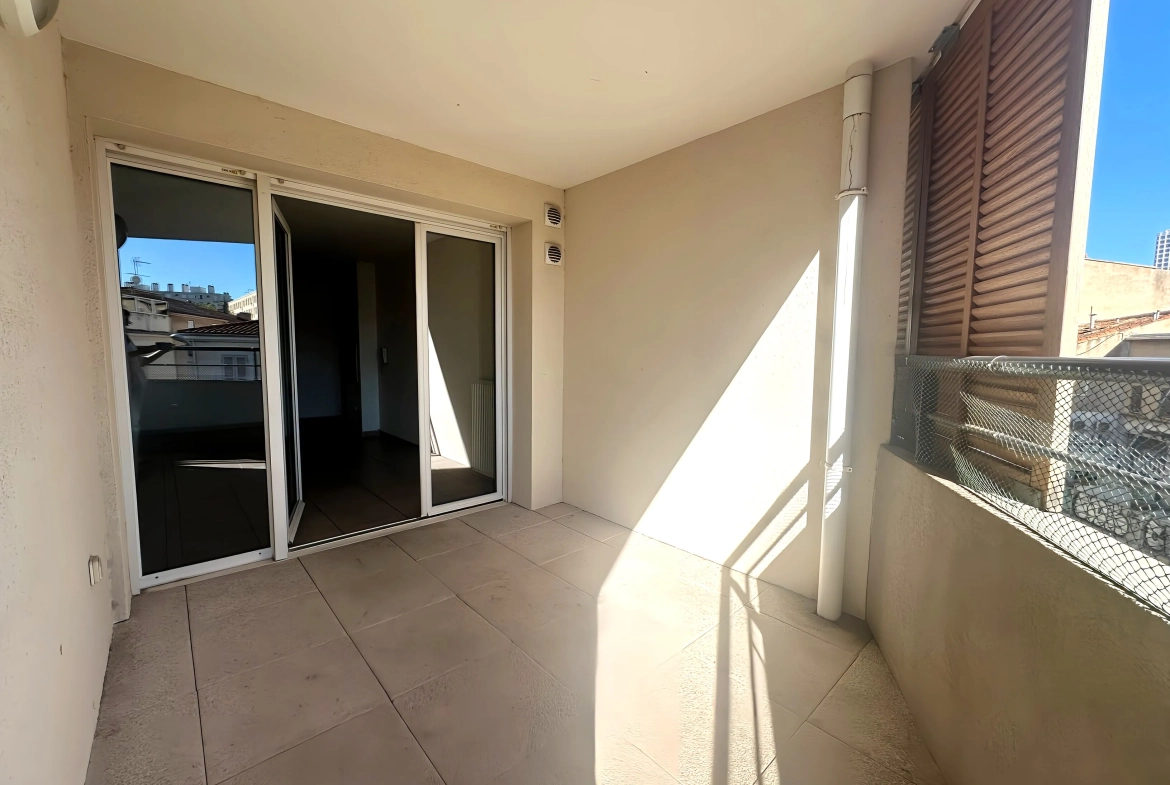 Appartement 3 pièces avec terrasse à Marseille, proche commerces 