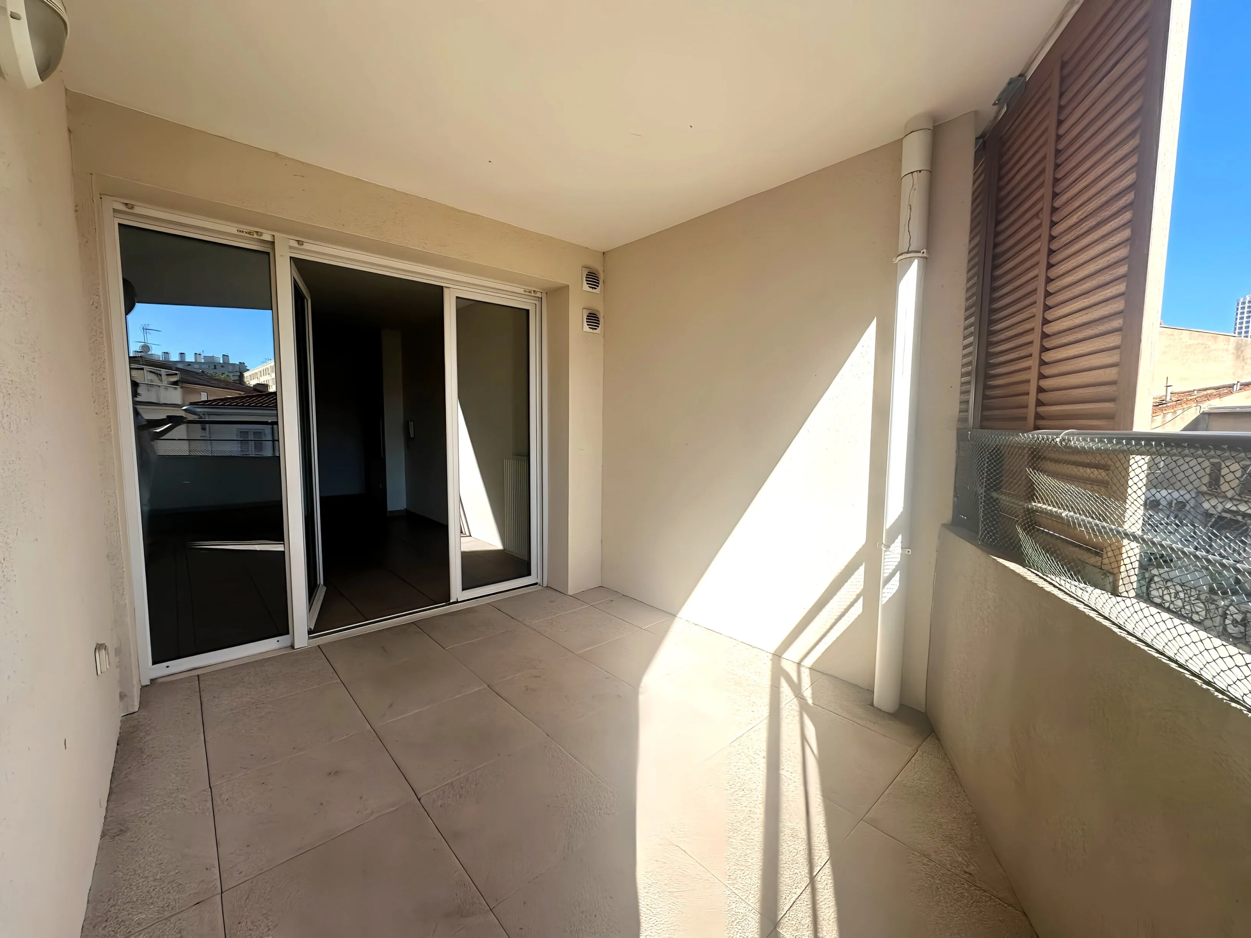Appartement 3 pièces avec terrasse à Marseille, proche commerces 
