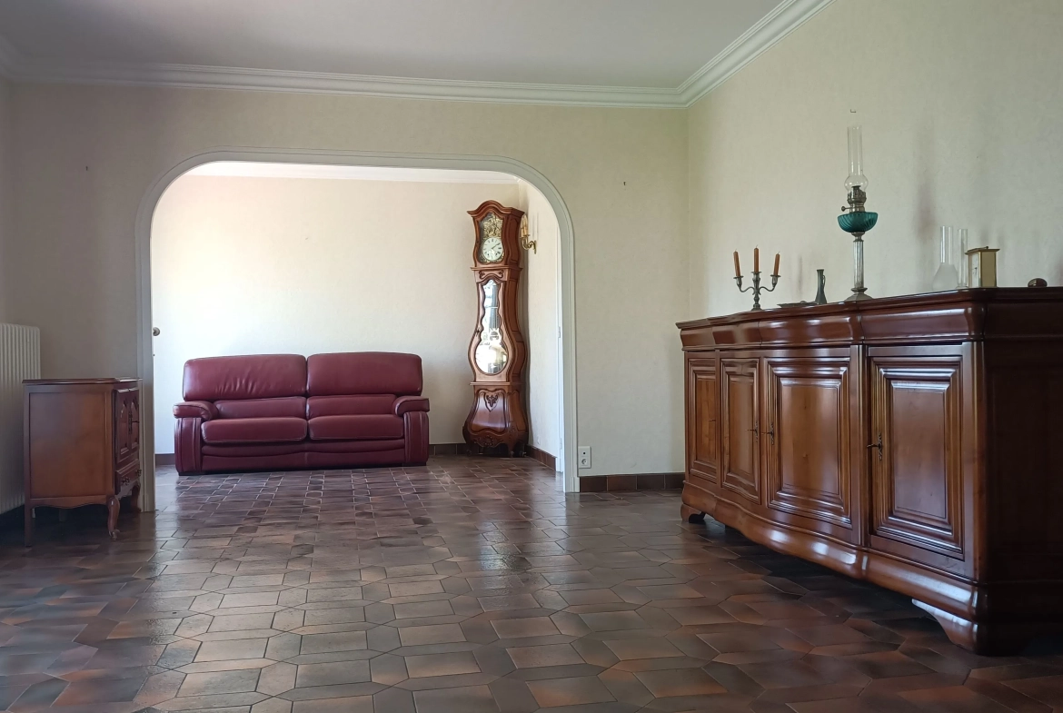 Maison à Montbrison avec 3 chambres, garage et terrain arboré – Secteur centre-ville 