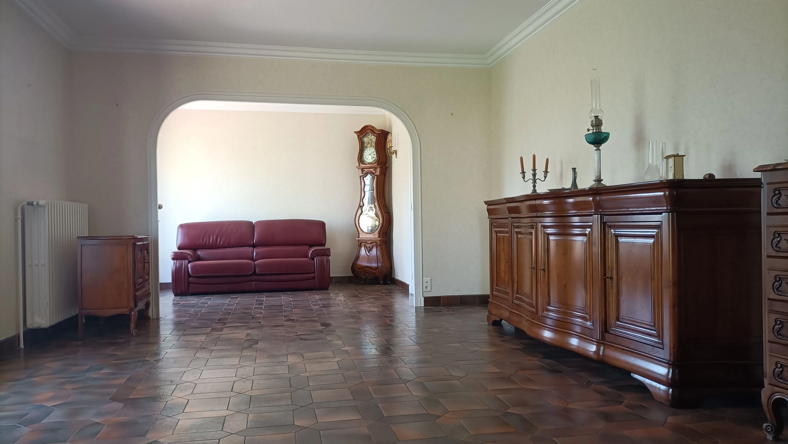 Maison à Montbrison avec 3 chambres, garage et terrain arboré – Secteur centre-ville 