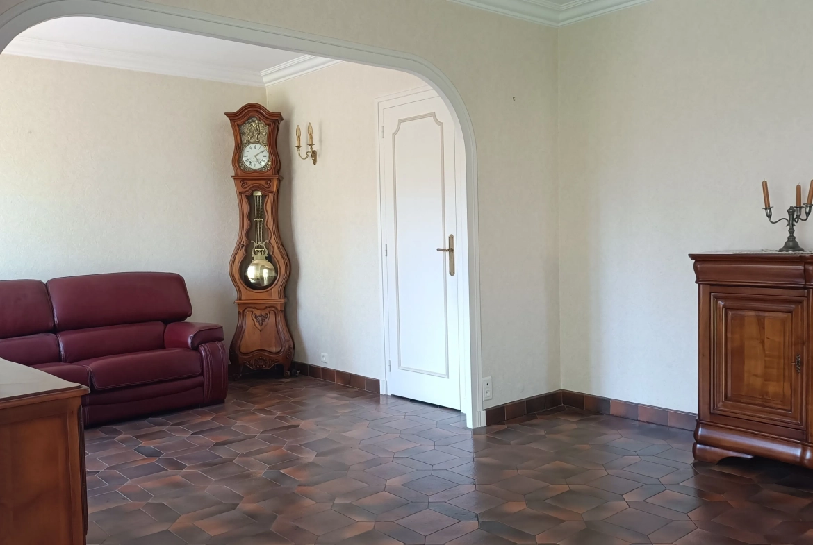 Maison à Montbrison avec 3 chambres, garage et terrain arboré – Secteur centre-ville 