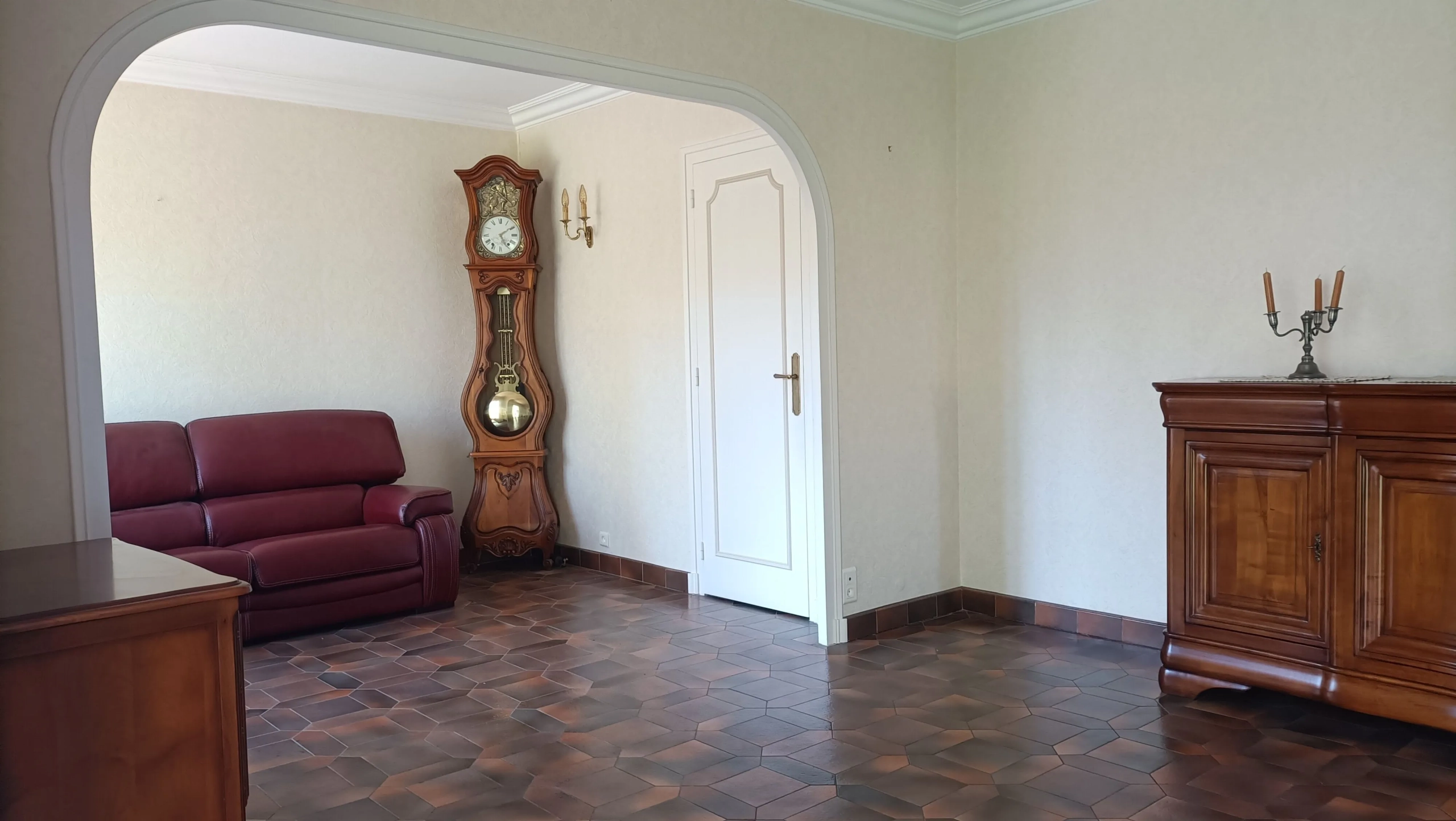 Maison à Montbrison avec 3 chambres, garage et terrain arboré – Secteur centre-ville 