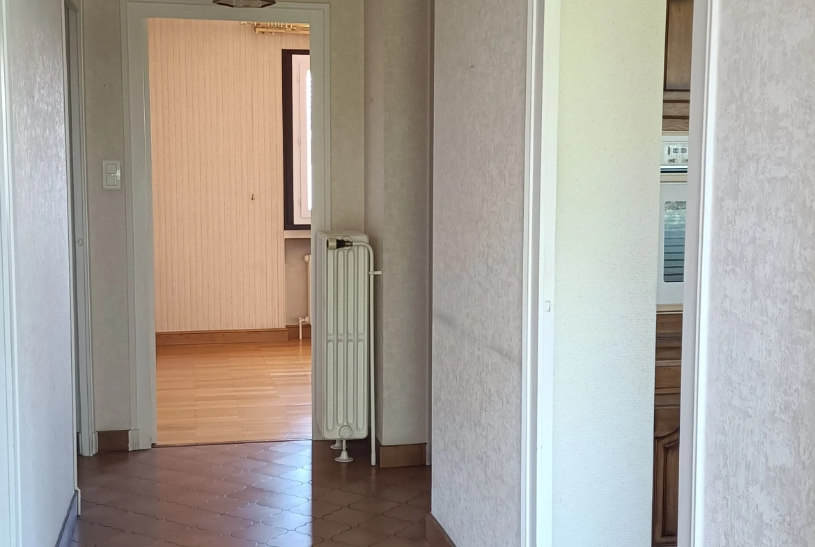 Maison à Montbrison avec 3 chambres, garage et terrain arboré – Secteur centre-ville 