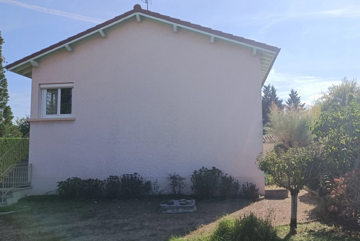 Maison à Montbrison avec 3 chambres, garage et terrain arboré – Secteur centre-ville 