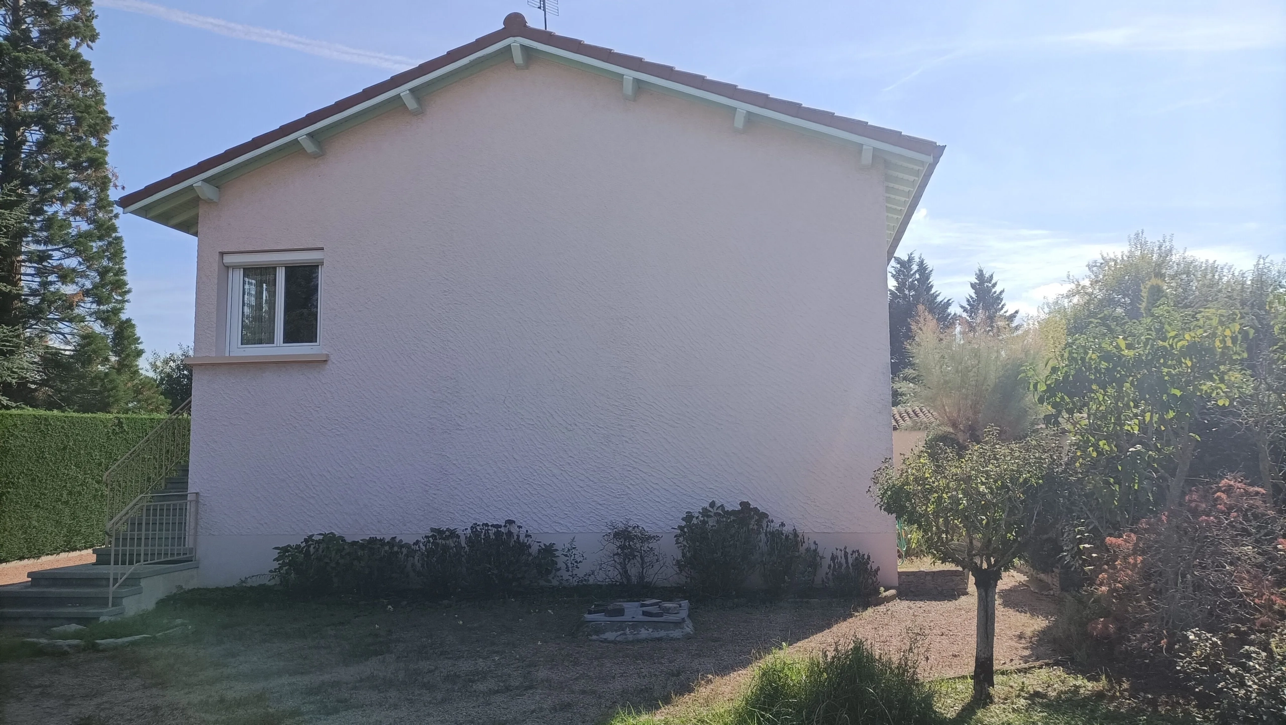 Maison à Montbrison avec 3 chambres, garage et terrain arboré – Secteur centre-ville 