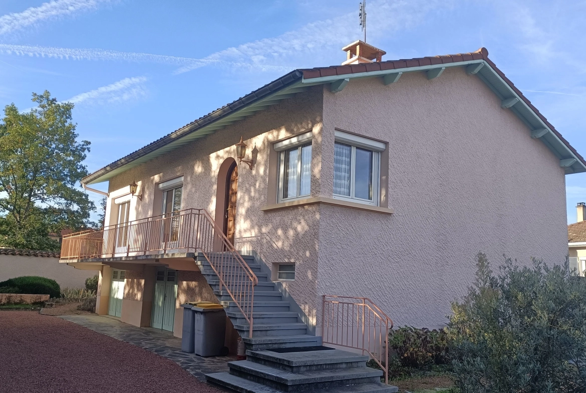 Maison à Montbrison avec 3 chambres, garage et terrain arboré – Secteur centre-ville 