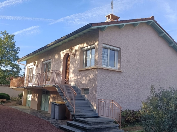 Maison à Montbrison avec 3 chambres, garage et terrain arboré – Secteur centre-ville