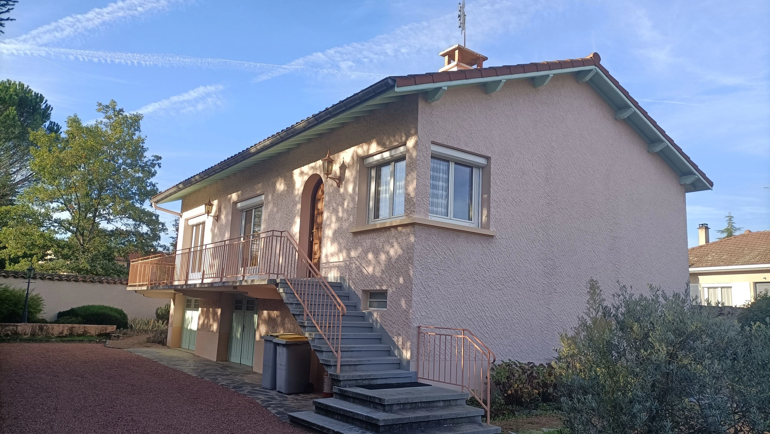 Maison à Montbrison avec 3 chambres, garage et terrain arboré – Secteur centre-ville 
