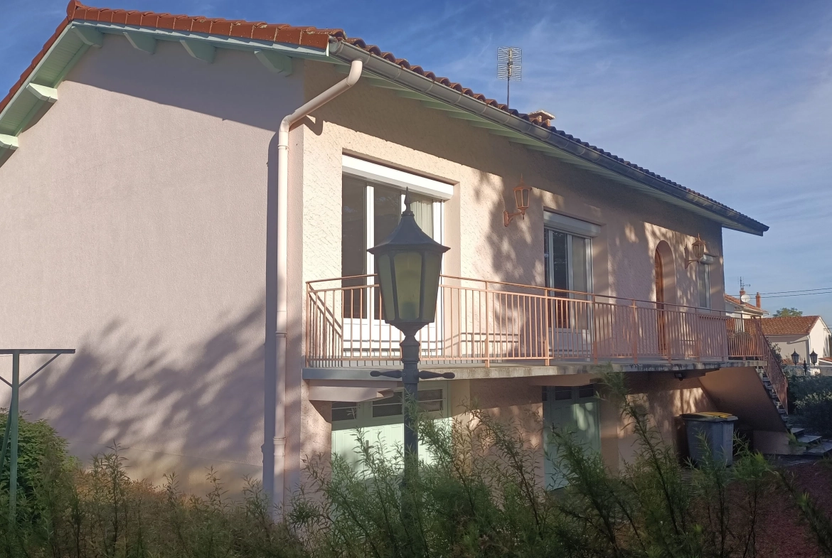 Maison à Montbrison avec 3 chambres, garage et terrain arboré – Secteur centre-ville 