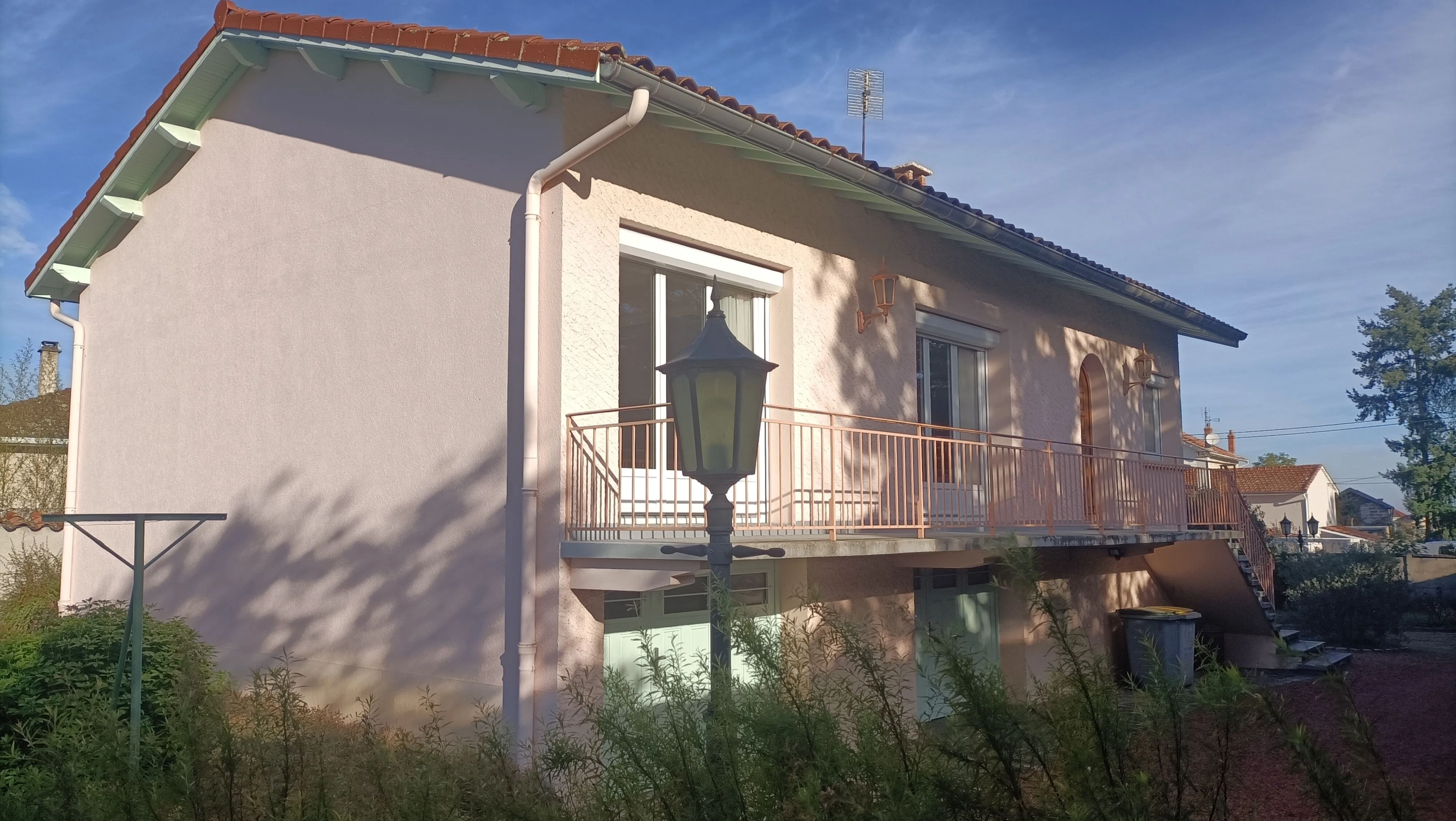 Maison à Montbrison avec 3 chambres, garage et terrain arboré – Secteur centre-ville 