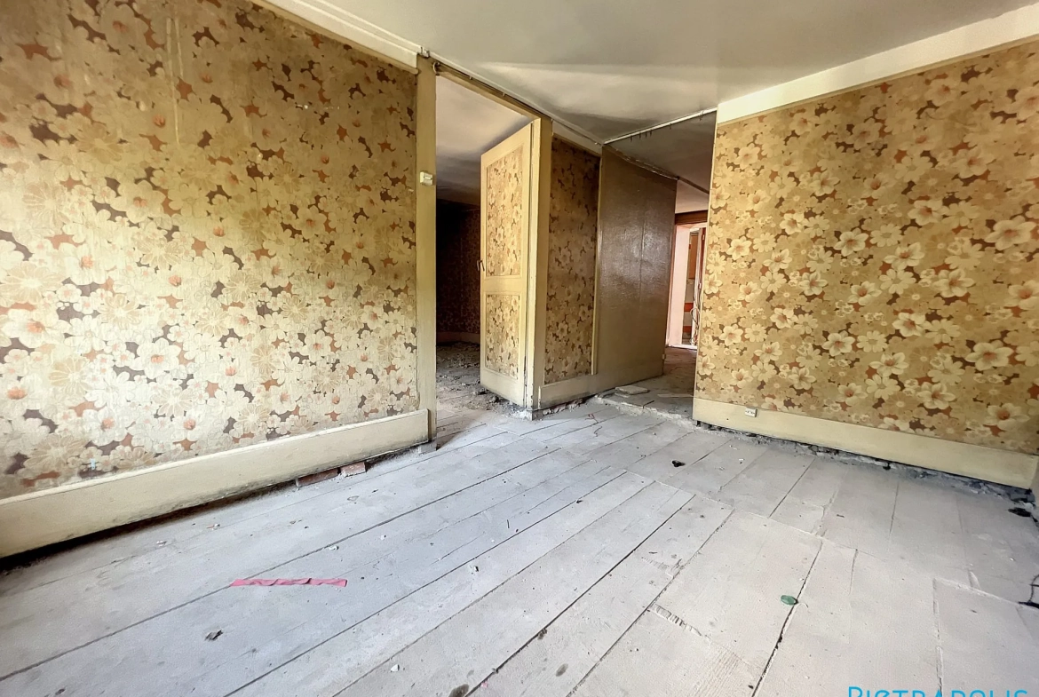 Maison de ville à Tarare avec duplex, caves et local, idéale pour grands projets ou famille 