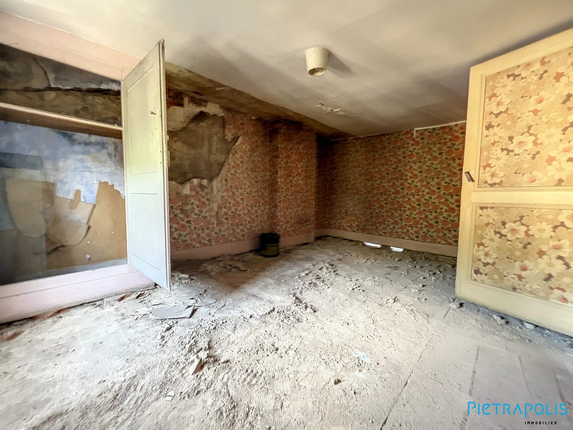Maison de ville à Tarare avec duplex, caves et local, idéale pour grands projets ou famille 
