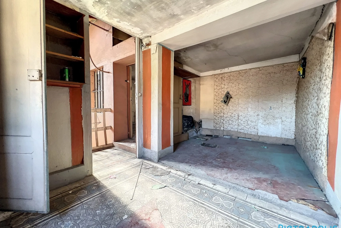 Maison de ville à Tarare avec duplex, caves et local, idéale pour grands projets ou famille 