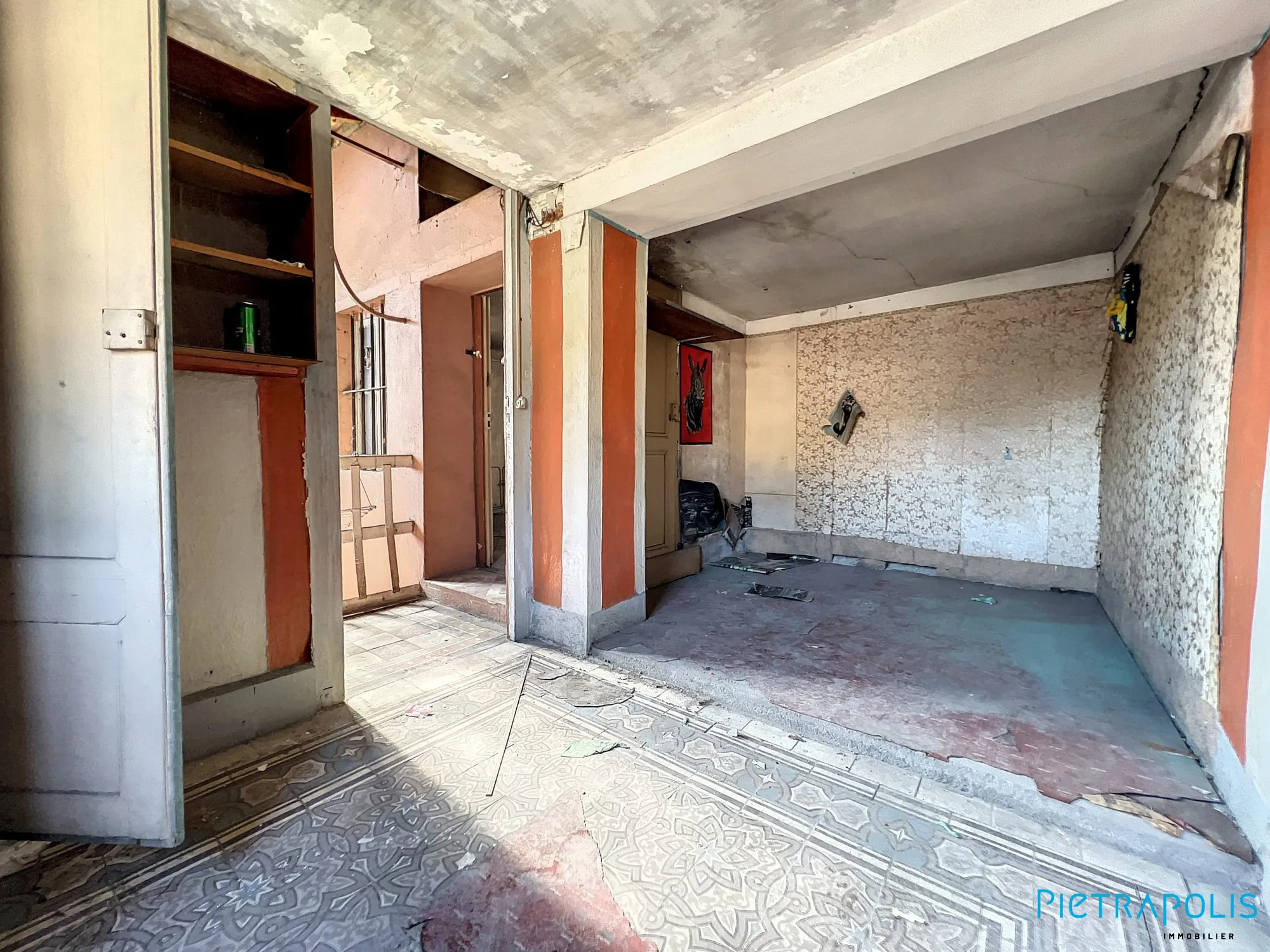 Maison de ville à Tarare avec duplex, caves et local, idéale pour grands projets ou famille 