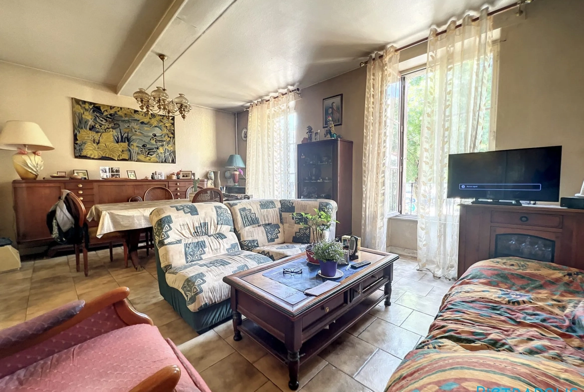 Maison de ville à Tarare avec duplex, caves et local, idéale pour grands projets ou famille 