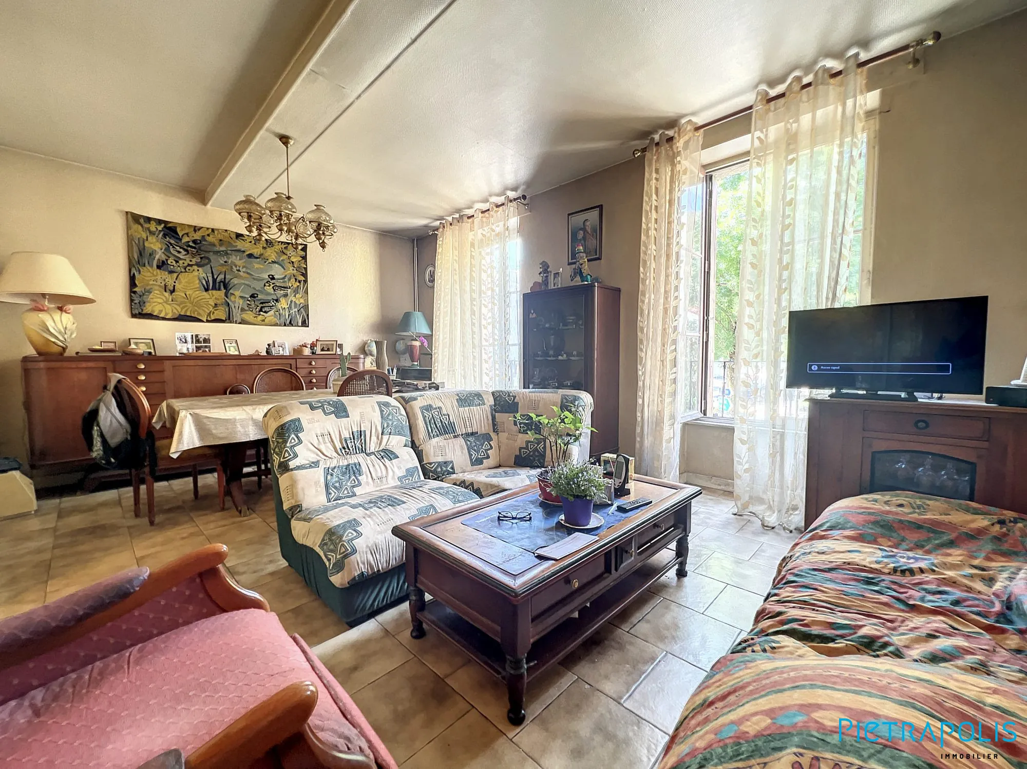Maison de ville à Tarare avec duplex, caves et local, idéale pour grands projets ou famille 