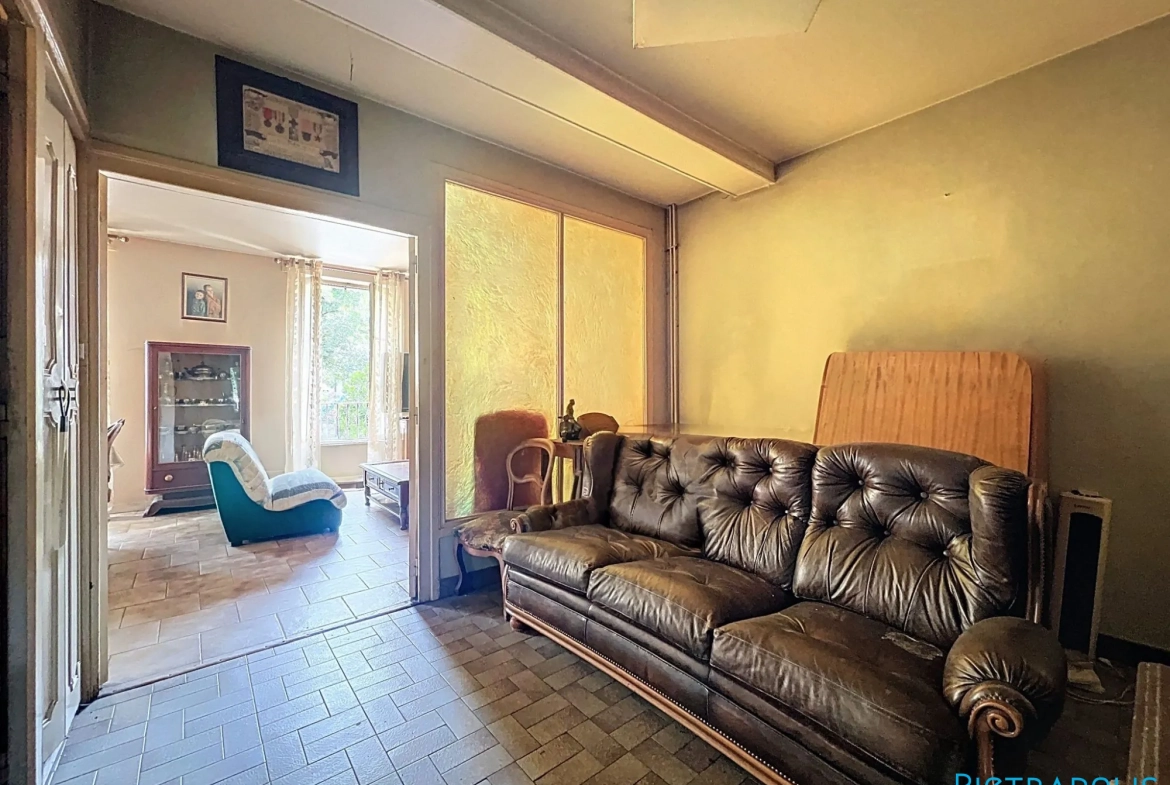 Maison de ville à Tarare avec duplex, caves et local, idéale pour grands projets ou famille 
