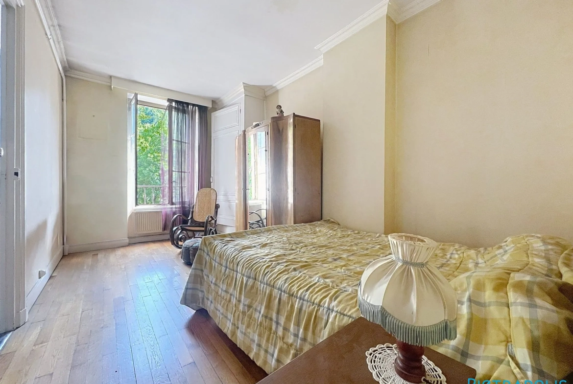 Maison de ville à Tarare avec duplex, caves et local, idéale pour grands projets ou famille 