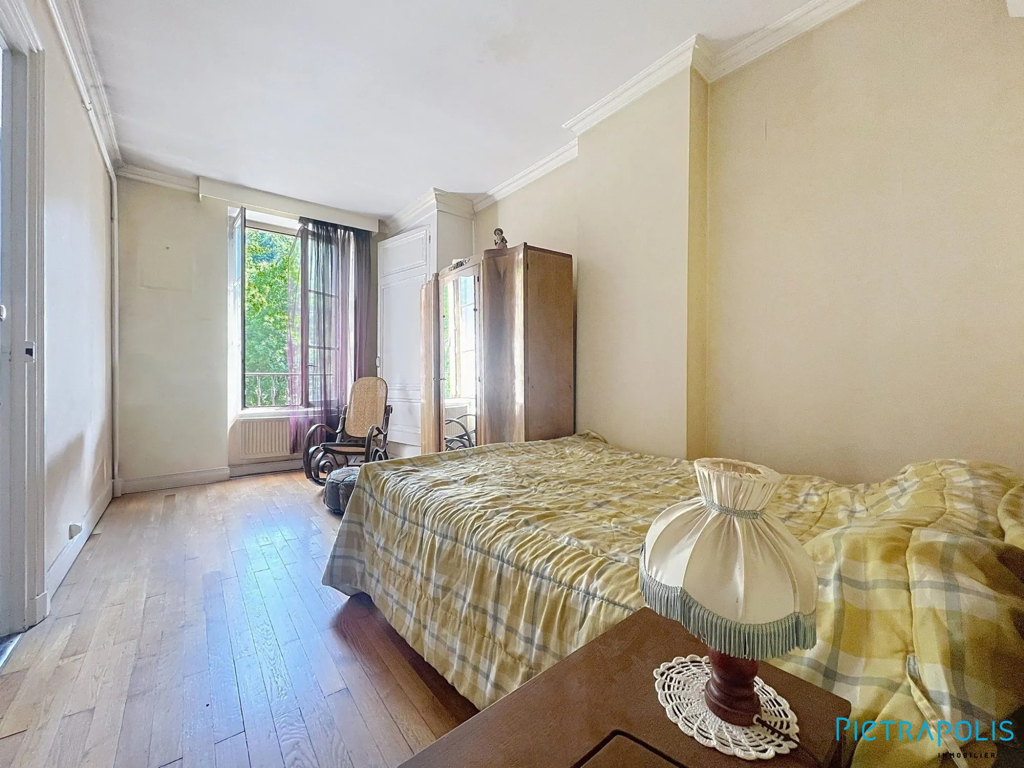 Maison de ville à Tarare avec duplex, caves et local, idéale pour grands projets ou famille 