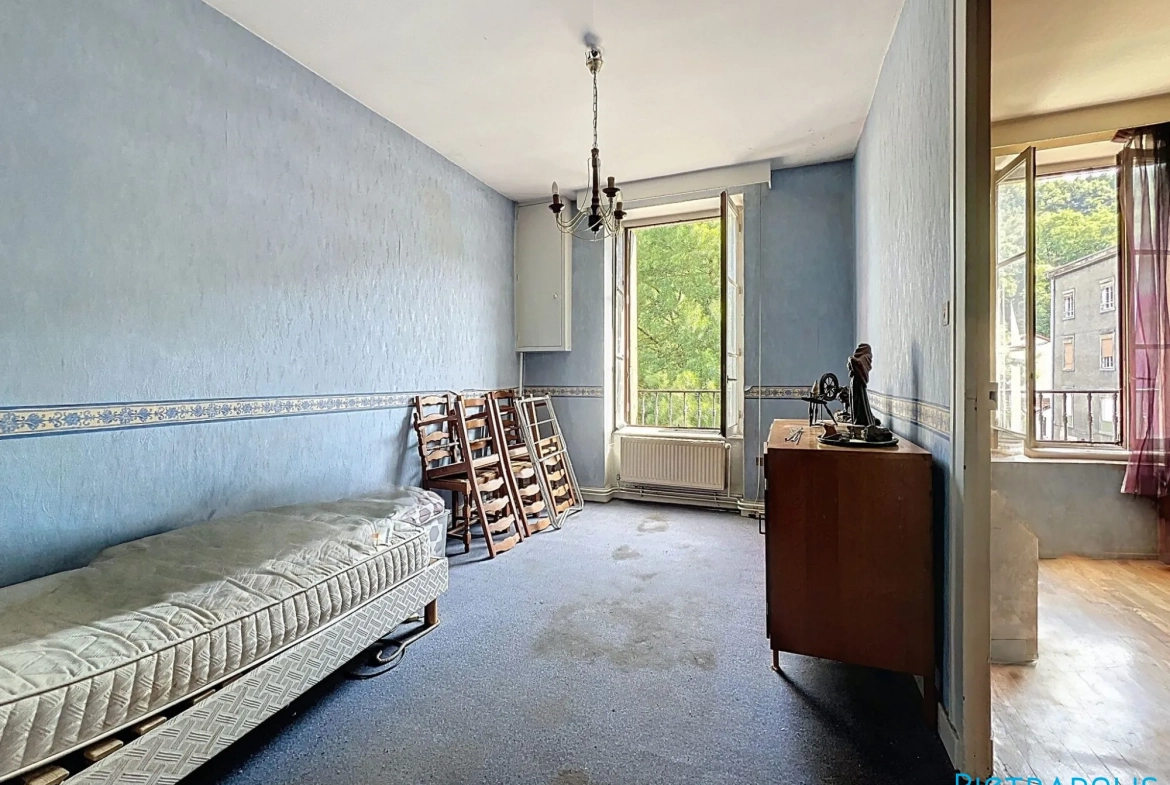 Maison de ville à Tarare avec duplex, caves et local, idéale pour grands projets ou famille 