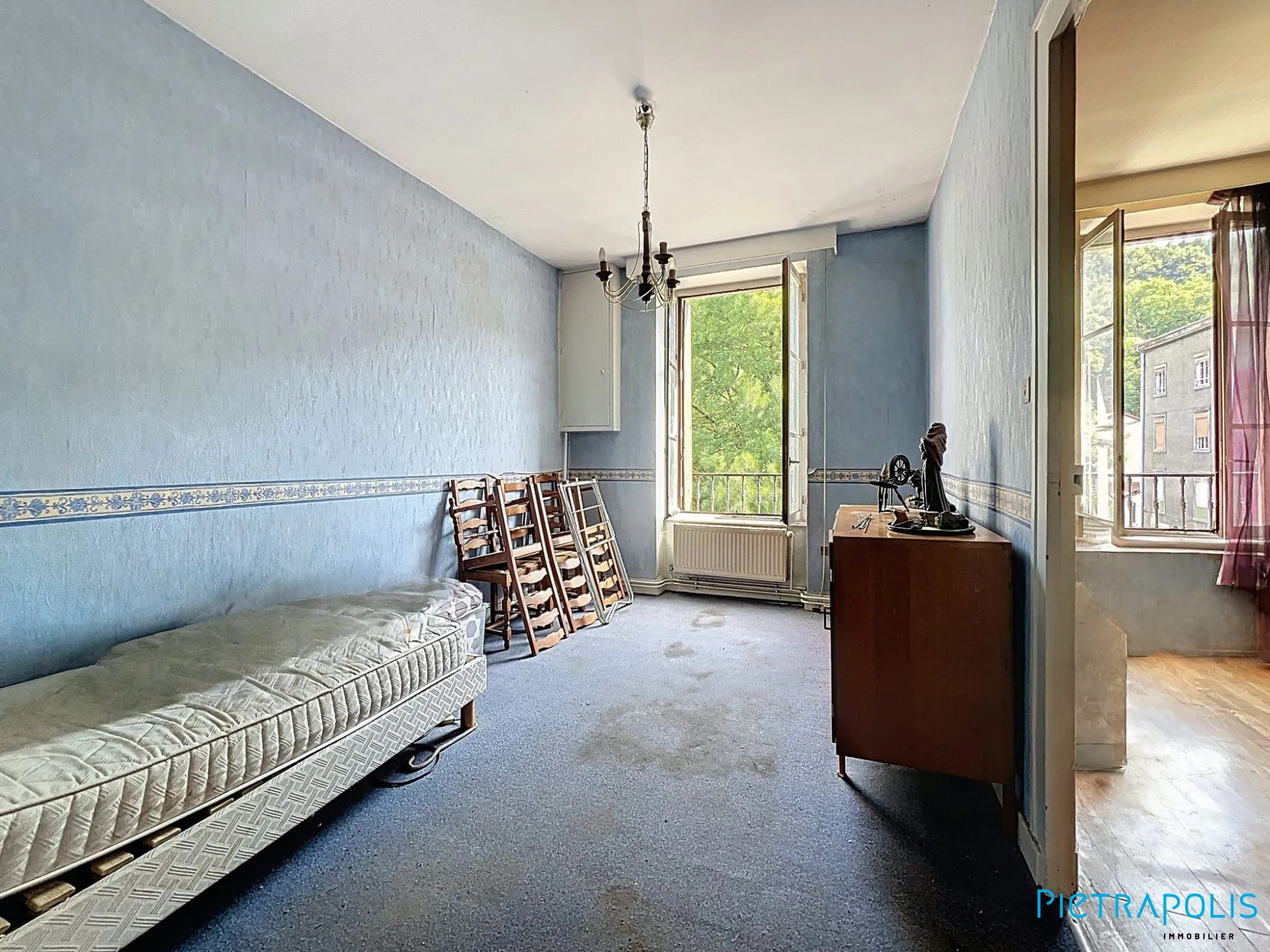 Maison de ville à Tarare avec duplex, caves et local, idéale pour grands projets ou famille 