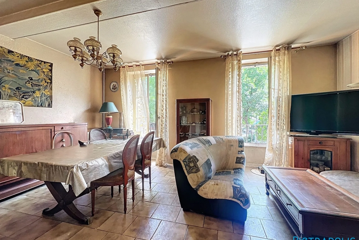 Maison de ville à Tarare avec duplex, caves et local, idéale pour grands projets ou famille 