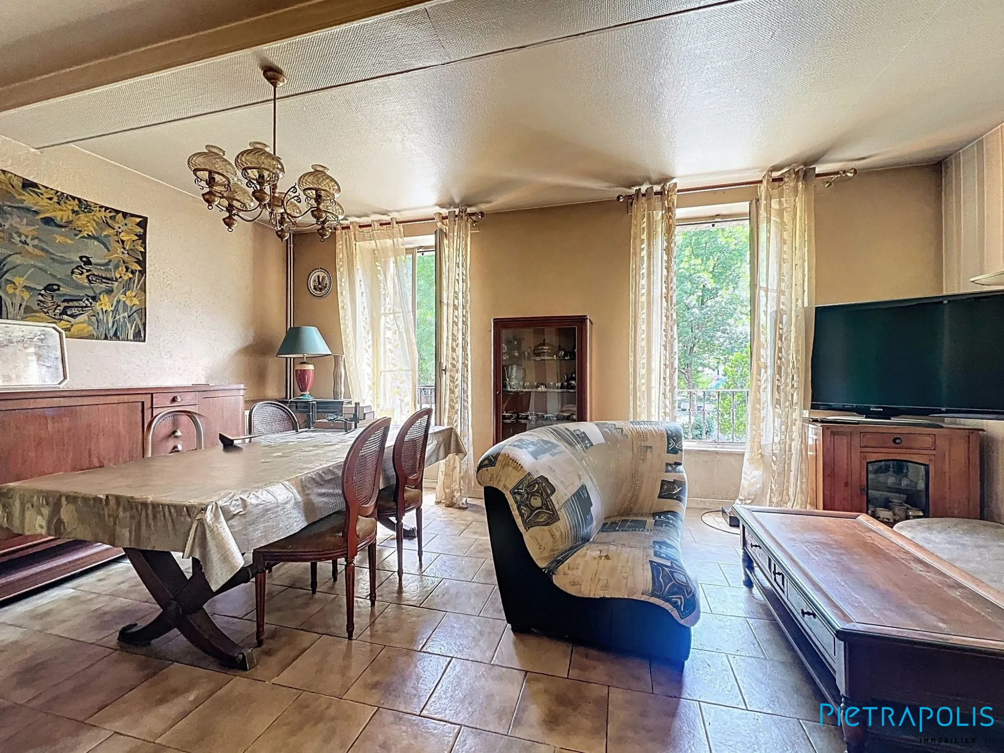 Maison de ville à Tarare avec duplex, caves et local, idéale pour grands projets ou famille 