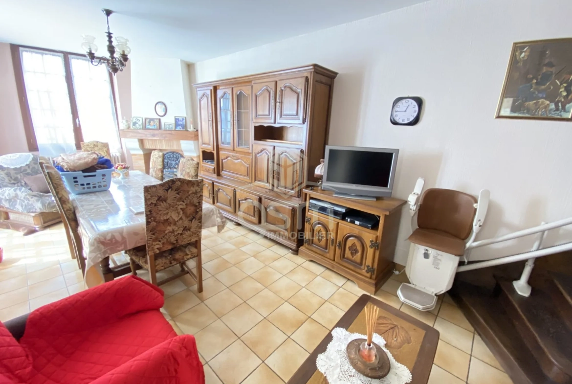 Maison de ville à Sainte-Maure-de-Touraine avec dépendances et cave 