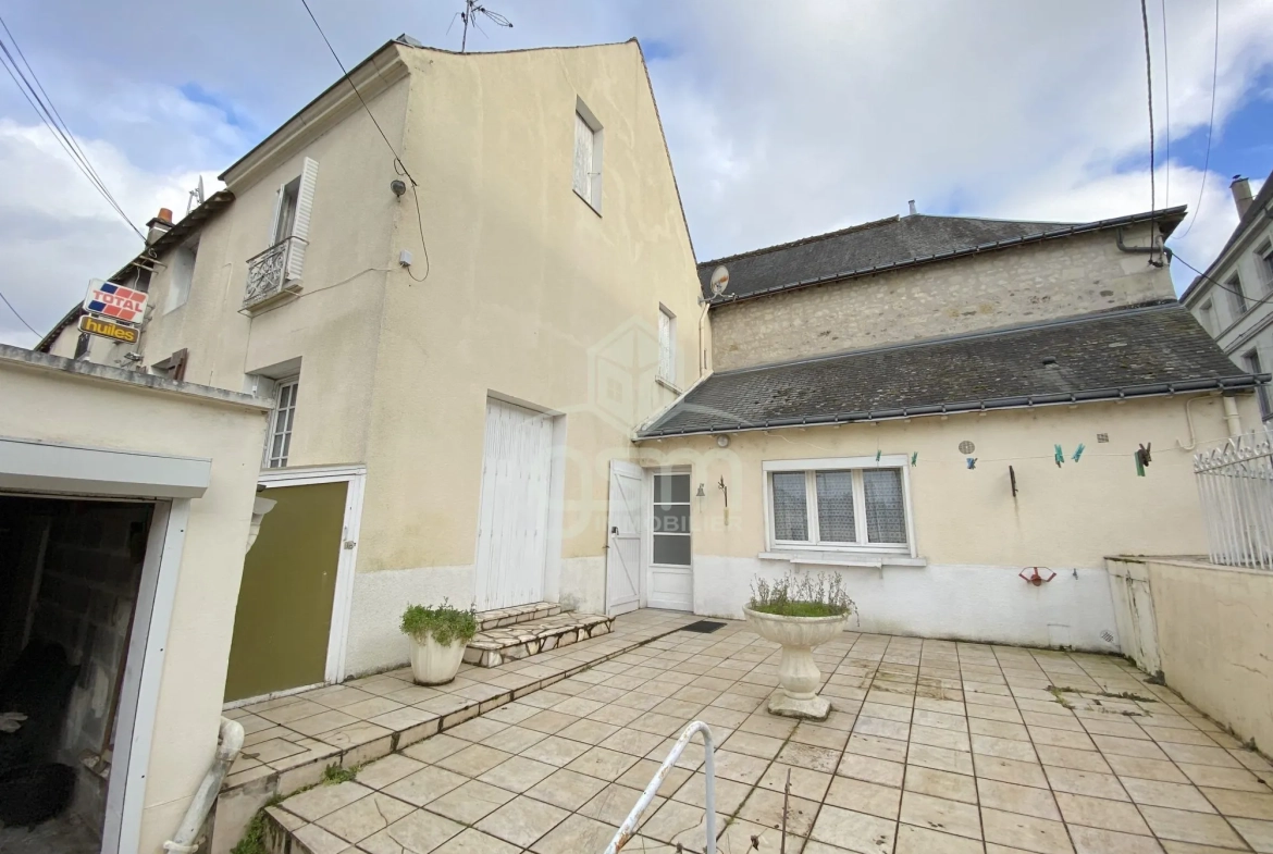 Maison de ville à Sainte-Maure-de-Touraine avec dépendances et cave 