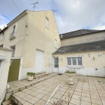 Maison de ville à Sainte-Maure-de-Touraine avec dépendances et cave