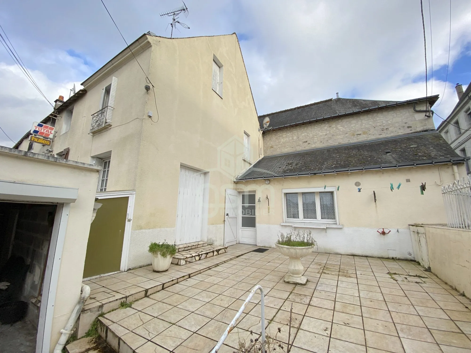 Maison de ville à Sainte-Maure-de-Touraine avec dépendances et cave 