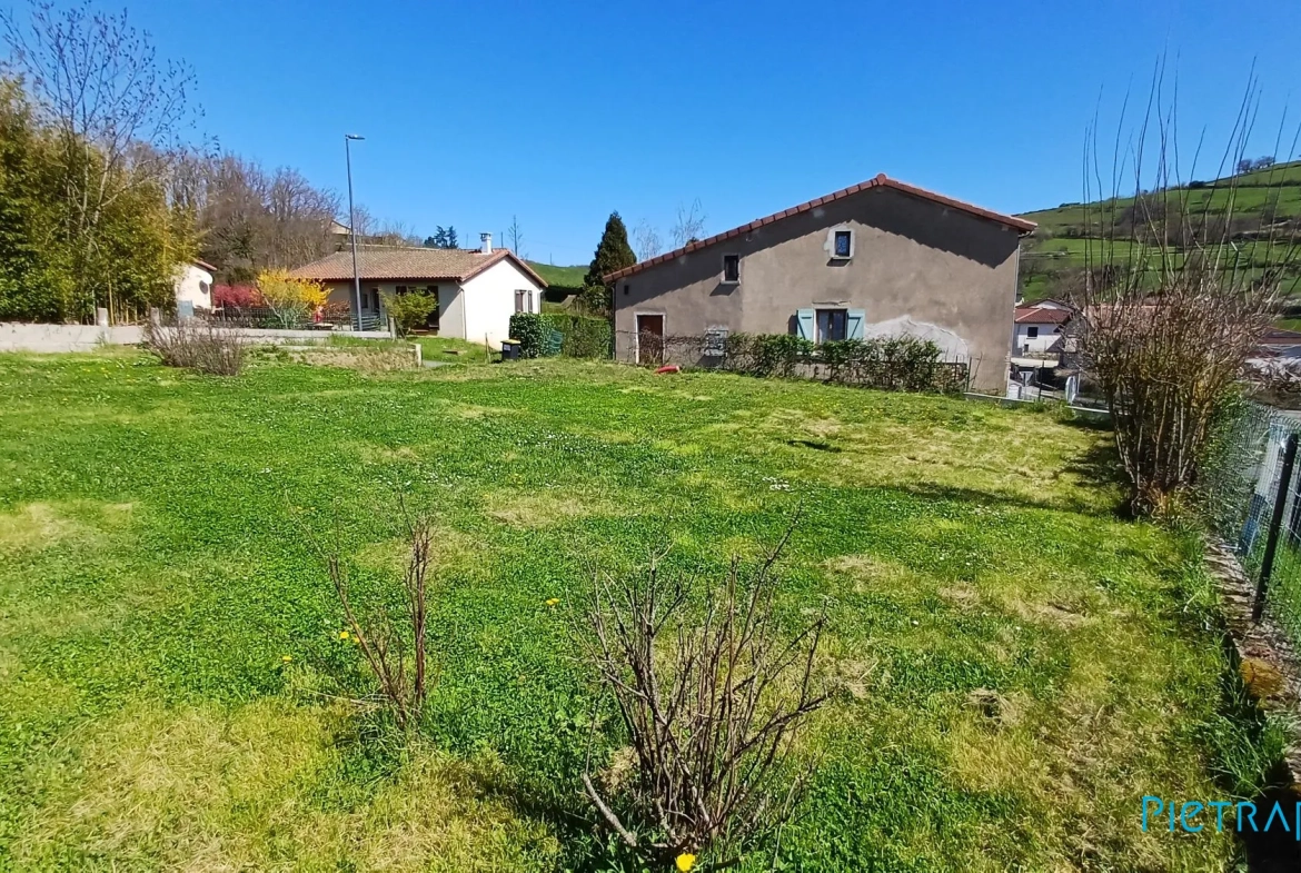 Terrain constructible de 368 m² avec vue sur la croix du Ban à Sourcieux-les-Mines 