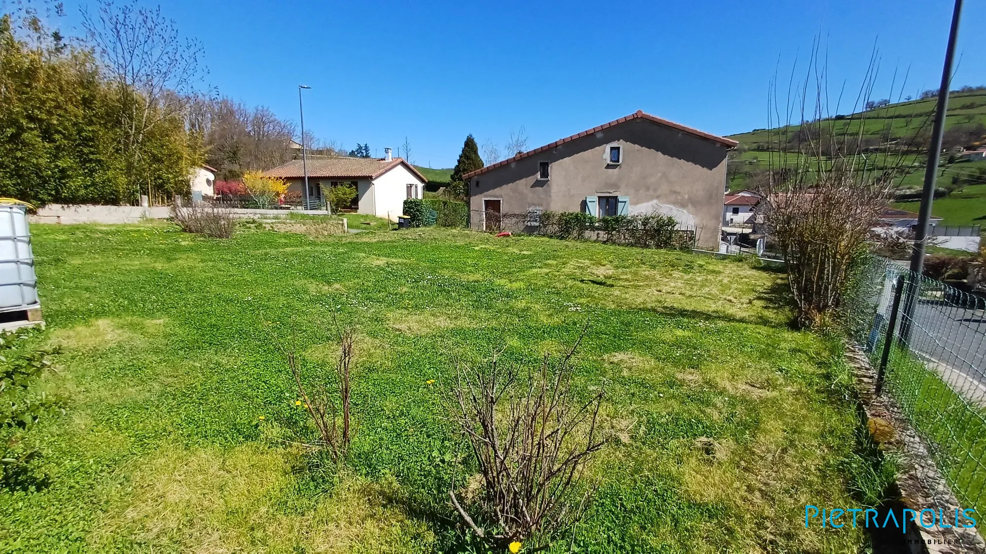 Terrain constructible de 368 m² avec vue sur la croix du Ban à Sourcieux-les-Mines 