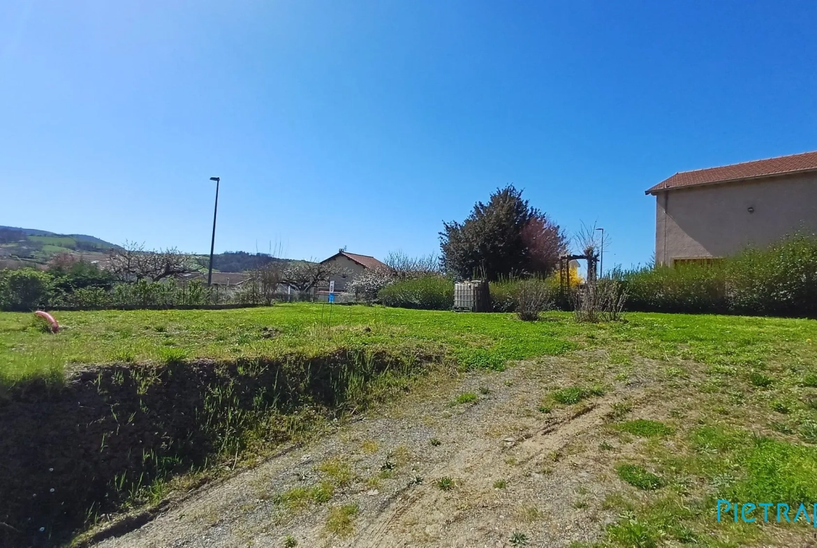 Terrain constructible de 368 m² avec vue sur la croix du Ban à Sourcieux-les-Mines 