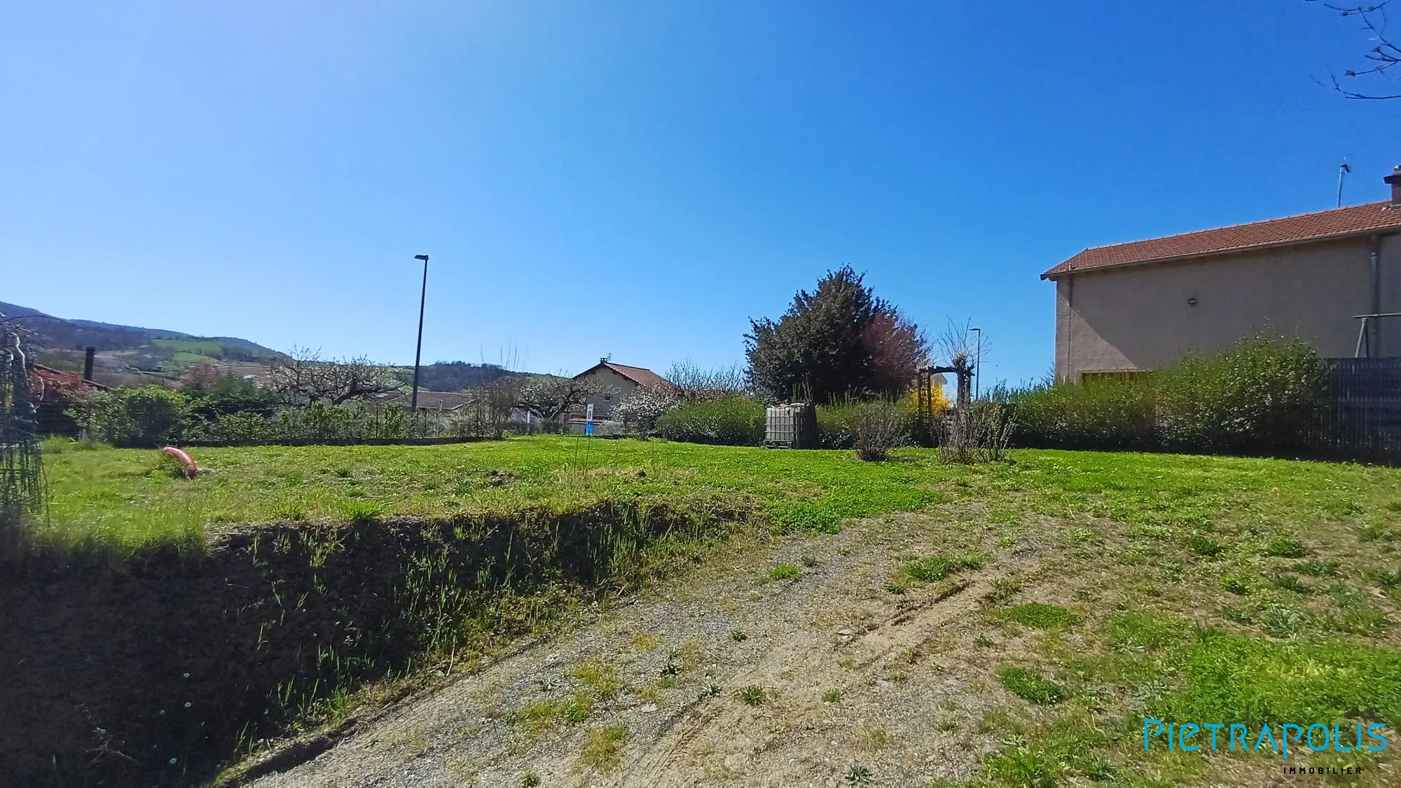 Terrain constructible de 368 m² avec vue sur la croix du Ban à Sourcieux-les-Mines 