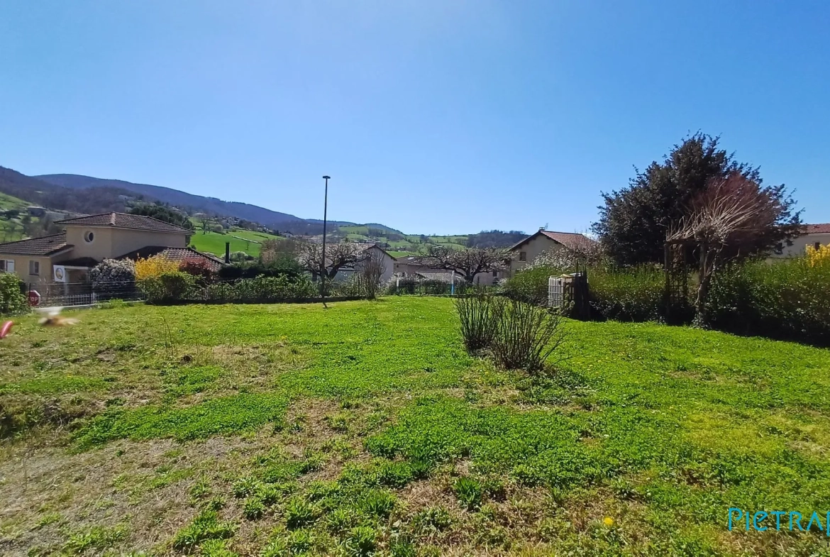 Terrain constructible de 368 m² avec vue sur la croix du Ban à Sourcieux-les-Mines 