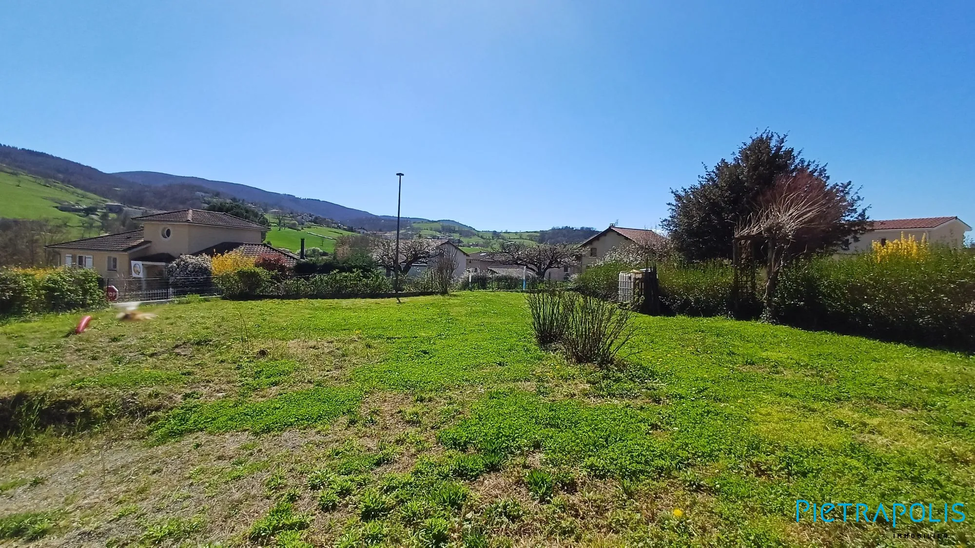 Terrain constructible de 368 m² avec vue sur la croix du Ban à Sourcieux-les-Mines 