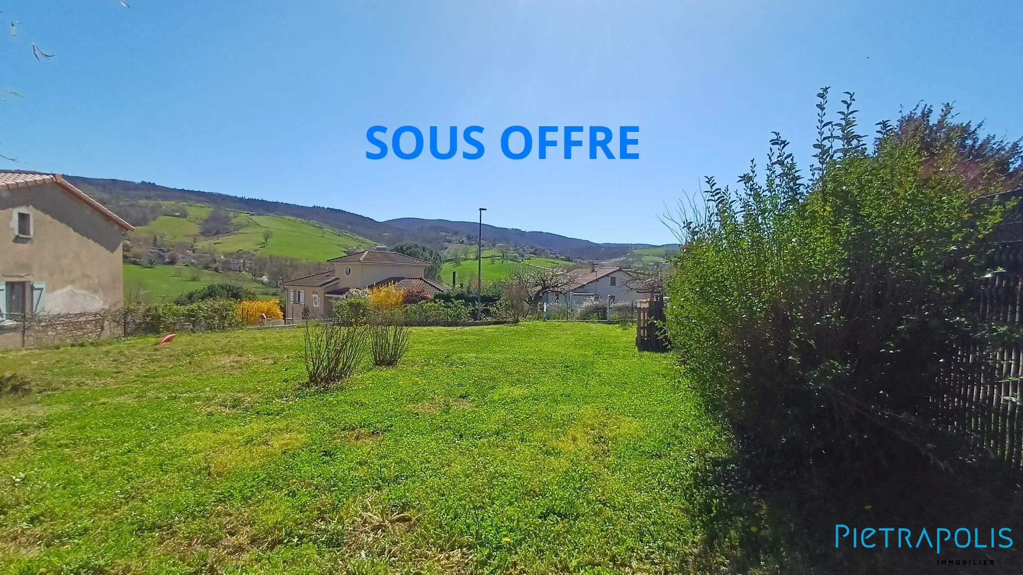 Terrain constructible de 368 m² avec vue sur la croix du Ban à Sourcieux-les-Mines 