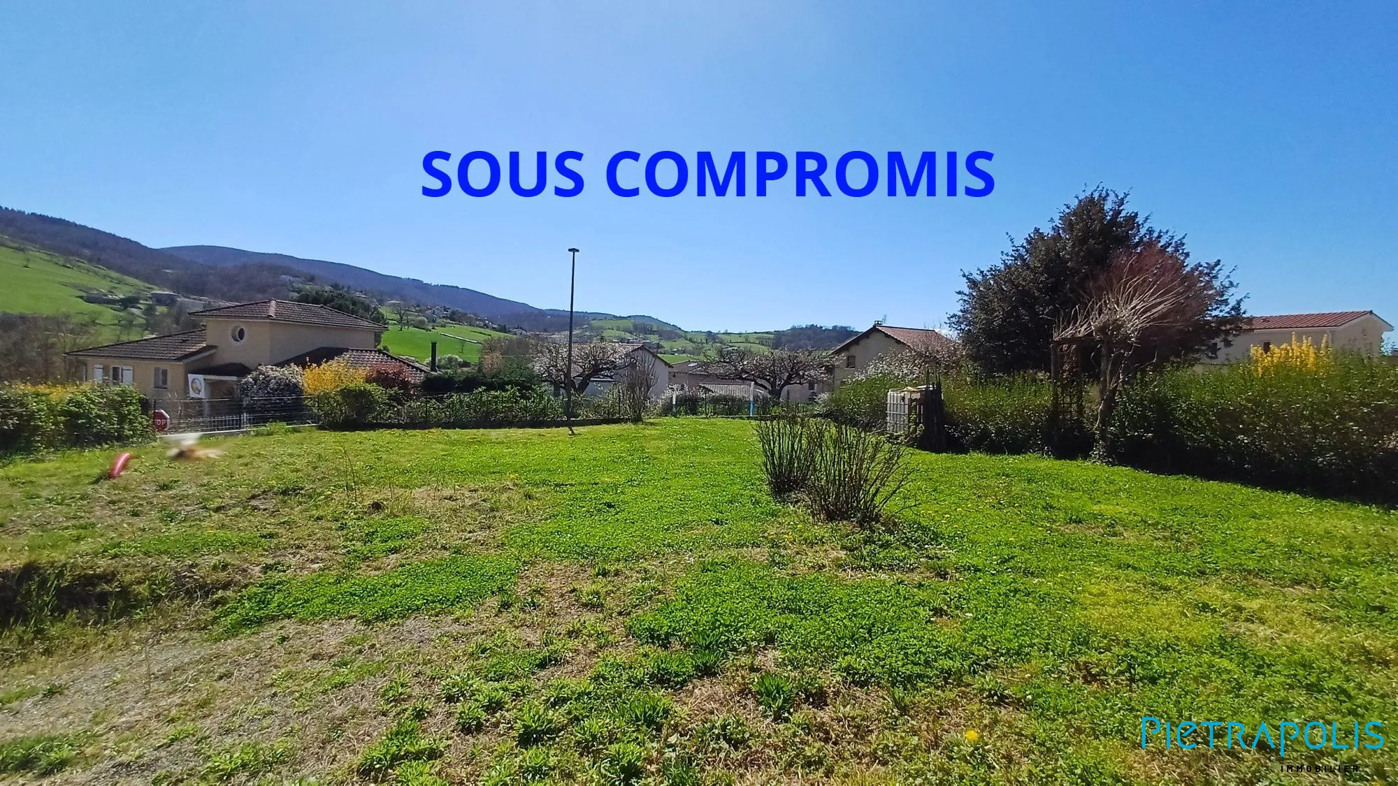 Terrain constructible de 368 m² avec vue sur la croix du Ban à Sourcieux-les-Mines 