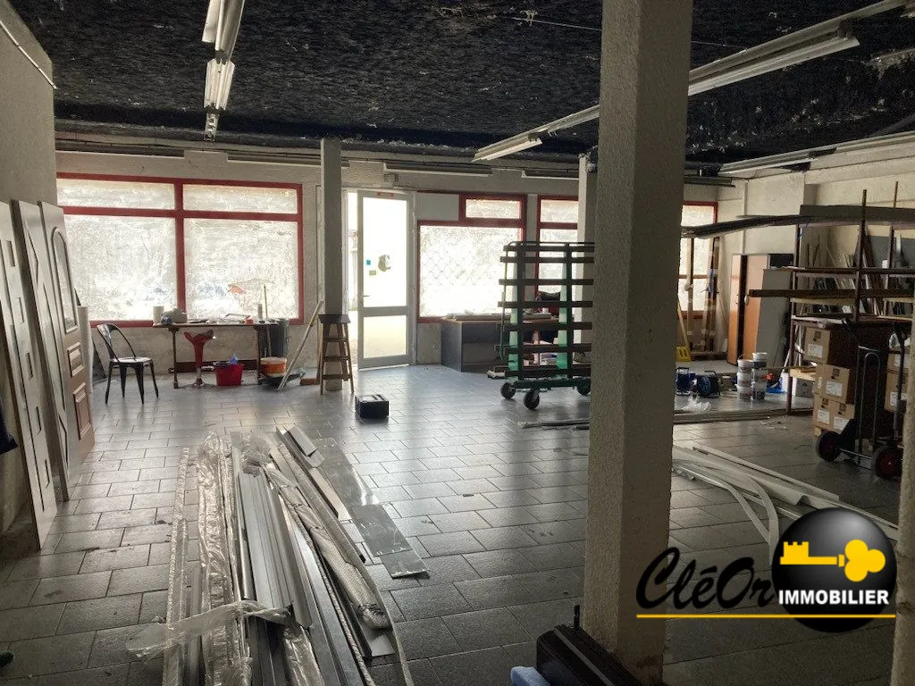 Local commercial à vendre à Montréal-la-Cluse - 123 m² avec vitrines et parking privé 