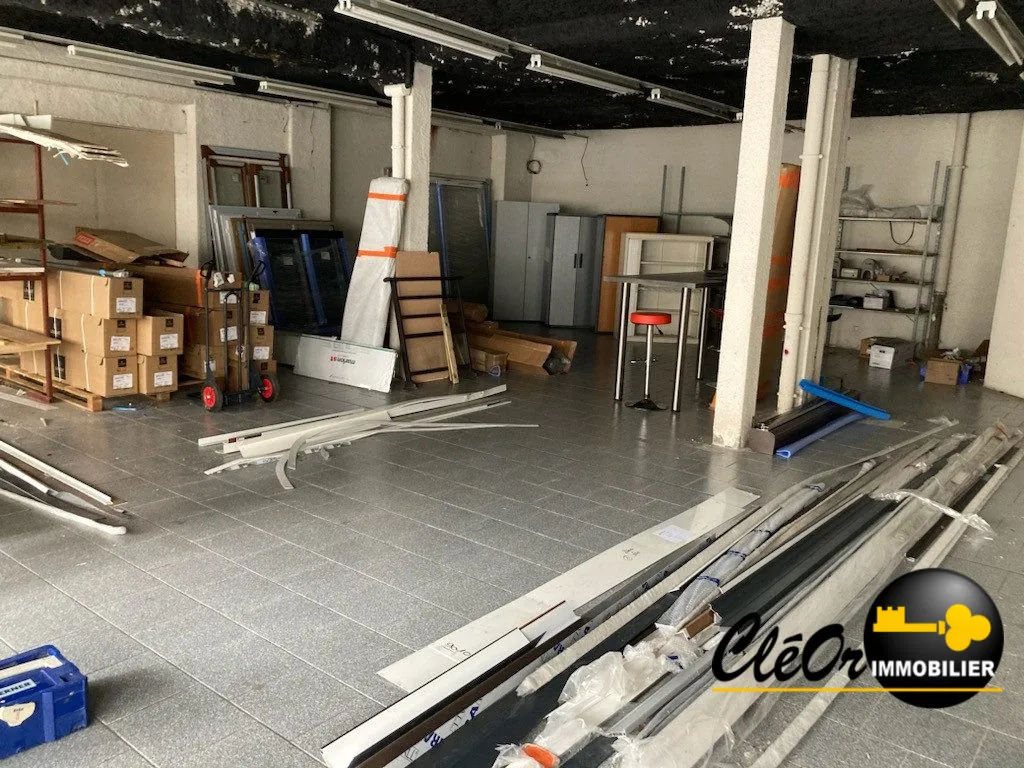 Local commercial à vendre à Montréal-la-Cluse - 123 m² avec vitrines et parking privé 