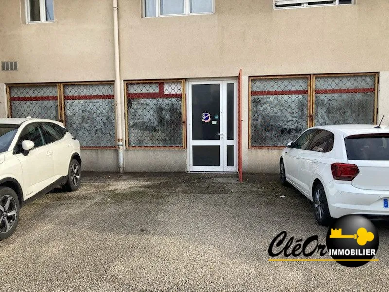 Local commercial à vendre à Montréal-la-Cluse - 123 m² avec vitrines et parking privé 