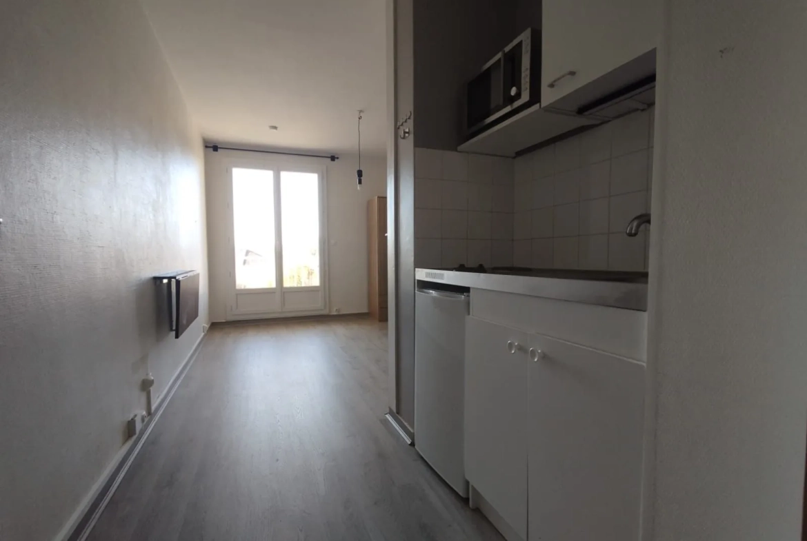 Studio à vendre à Issoire, idéal investisseur, 18,40 m² avec balcon et cave 